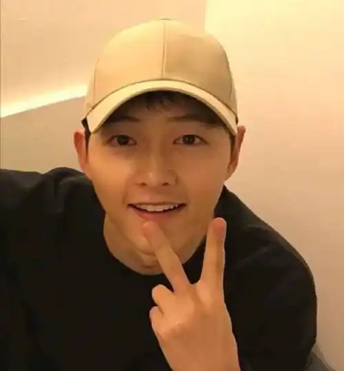 而且还是素颜出镜连妆都没化,不过即使没化妆宋仲基素颜依然抗打,主要