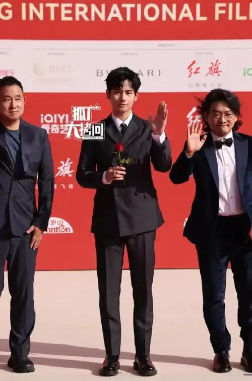 胡先煦拿玫瑰花走红毯##北影节开幕红毯