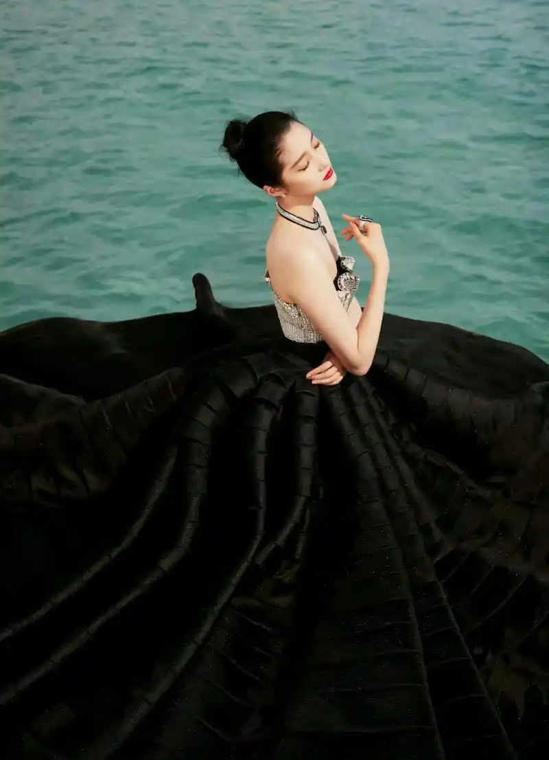 valentino 2023春夏高定虽然89套,但国内仅有关晓彤,林志玲和蔡依林穿