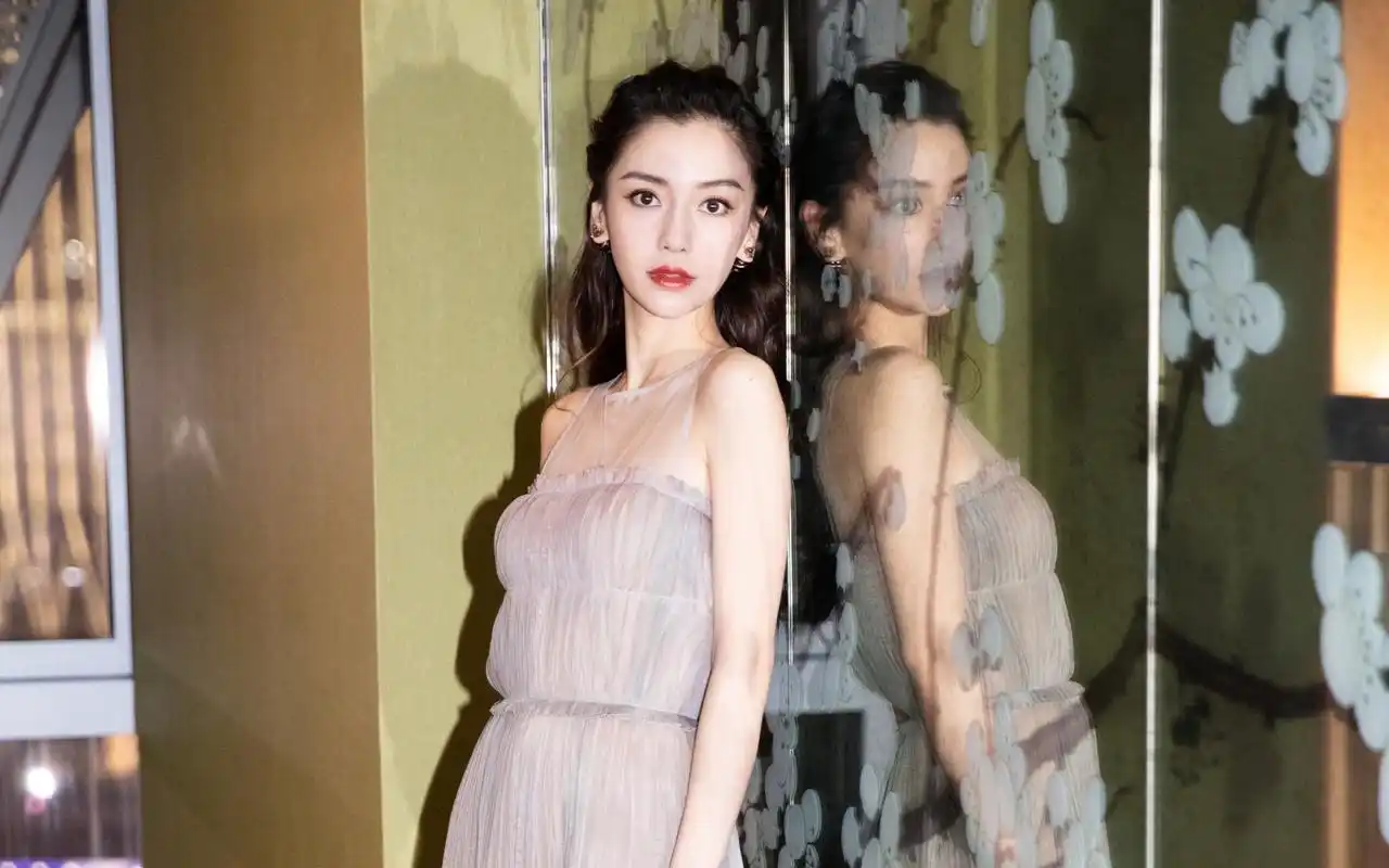 angelababy浅色纱裙性感图片桌面壁纸