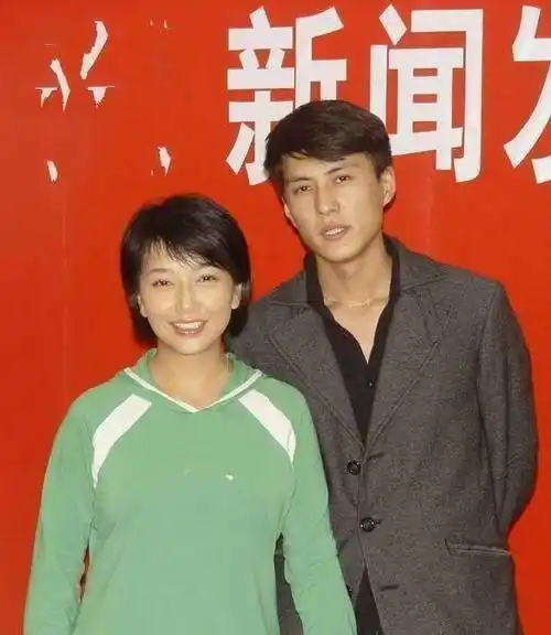 44岁靳东老婆近照曝光,原来是她,比前任江珊还漂亮_李佳_事业_鹿晗