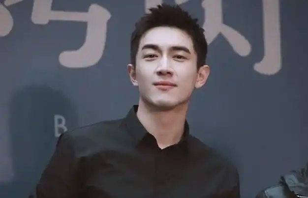 谁会对穿黑衬衫的林更新不上头啊肩宽窄腰大长腿全身都是苏点