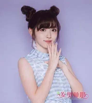 女生 斜刘海双扎丸子头发型