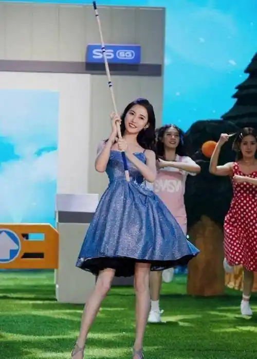 陈钰琪《快本》造型太美艳,波浪长发配海蓝色长裙,变身人鱼公主