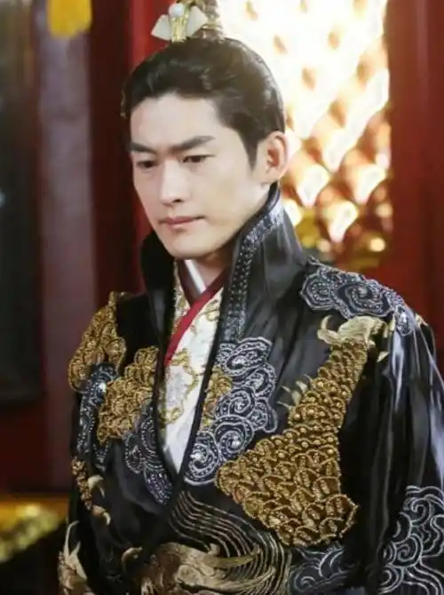 张翰时隔五年再演古装剧,银装盔甲展战神风采,女主是热巴好友_小说