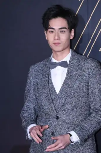 很会穿衣打扮,中分发型最帅了_胡一天_衬衫_条纹