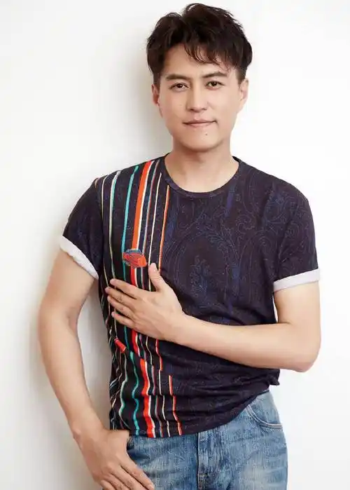 靳东的火辣爱情:与大9岁江珊在一起5年,转头娶二婚的李佳