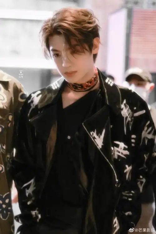 黄明昊密逃4最新上班路透涂鸦皮衣外套黑色皮裤