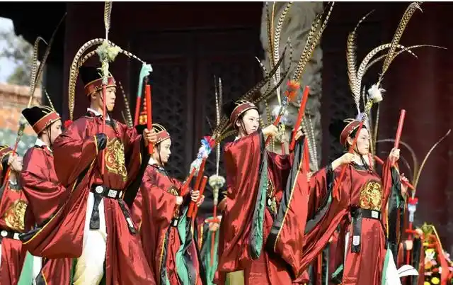 祭孔乐舞是用于追忆孔子的祭祀活动的乐舞,集歌,乐,舞三者为一体,是