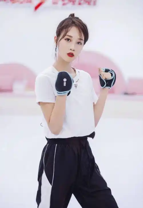 蓝盈莹练习室穿搭青春朝气,看这样貌哪有30岁,明明还是个少女_双运动