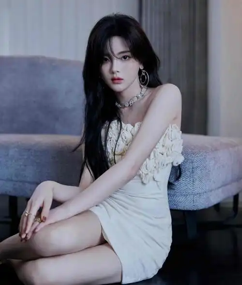 杨超越初冬光影浮动优雅大片来啦!一起来看美女吧