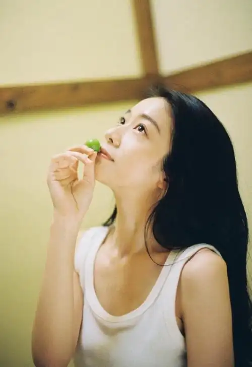 张雪迎夏日白色背心小清新私服写真组图