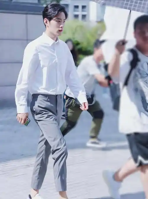 肖战:简单的白衬衫也能穿出时髦的风格_感觉_裤子_阳光