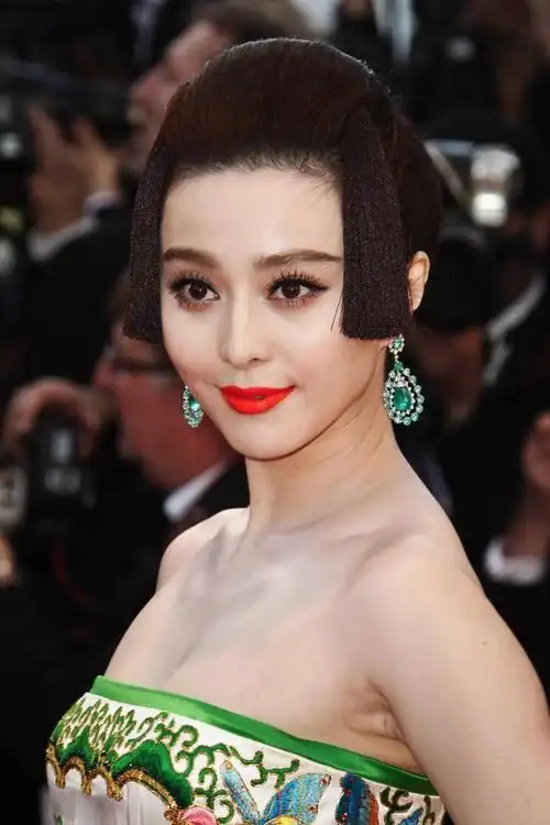 范冰冰早年戛纳红毯照被扒去掉美颜和滤镜这颜值也太能打了