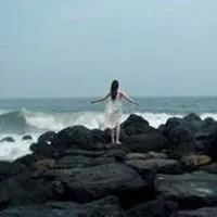 女生头像面朝大海背影_微信头像图片大全