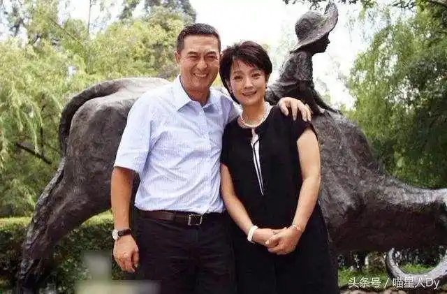 张嘉译的两段婚姻:31岁闪婚遭羞辱,二婚娶富豪妻子,今家庭幸福