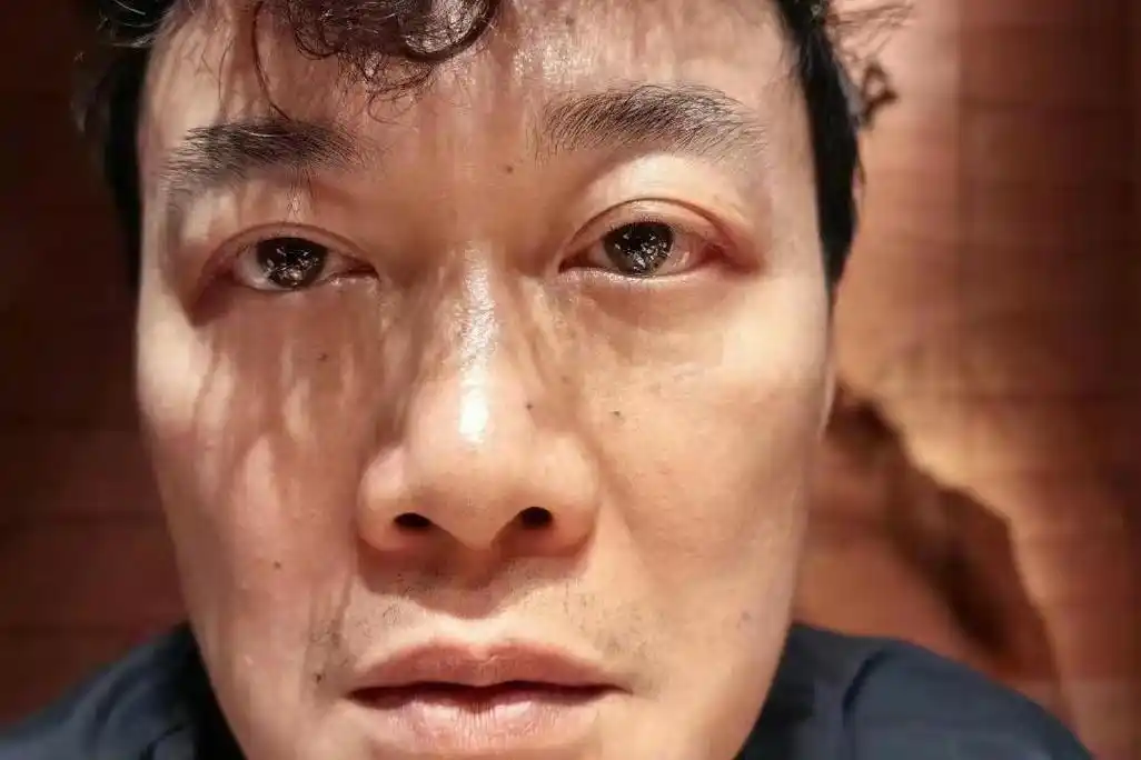 陈奕迅深夜发搞怪图,网友求断更 陈奕迅在4月9日深夜23点多发了微博