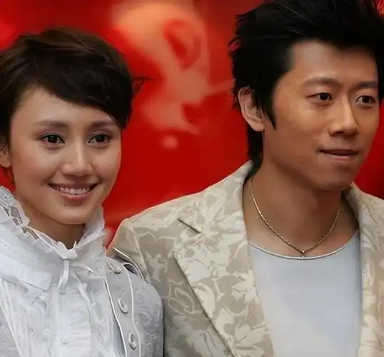 夏雨:结婚不邀请父亲,婚后与母亲明算账,妻子袁泉为他感到心疼