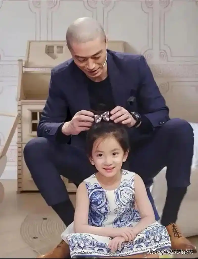 霍建华在给女儿小海豚扎头发,满满的父爱溢于言表,这认真的样子真的很