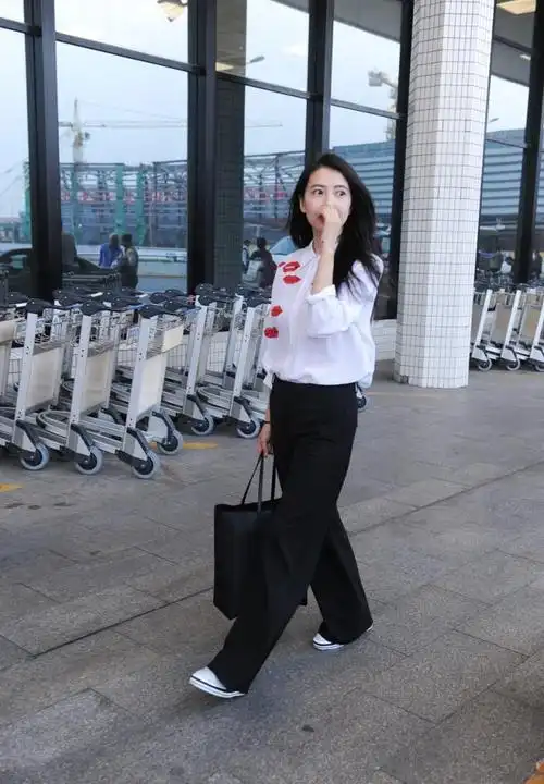 高圆圆女神气质极佳,穿衣搭配特有风情,随手街拍都美出天际