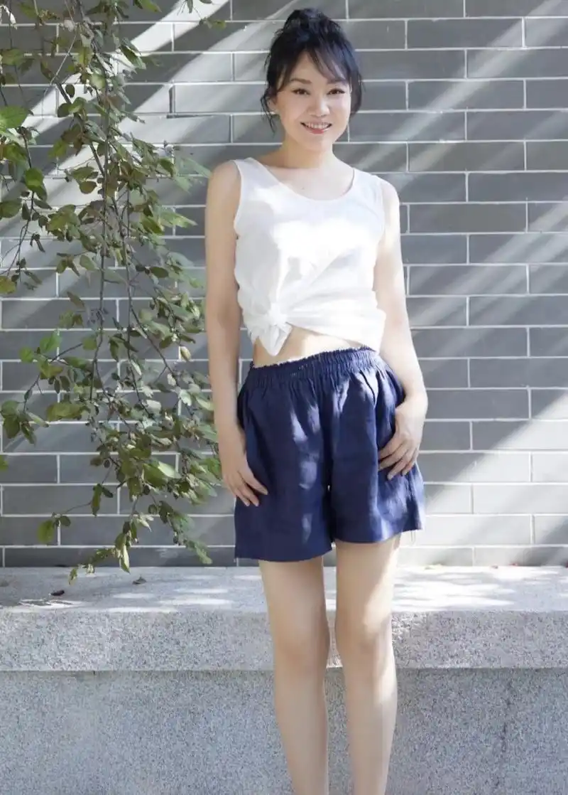 闫妮太"抗老"了,背心配短裤好洋气,让人猜不出真实年纪