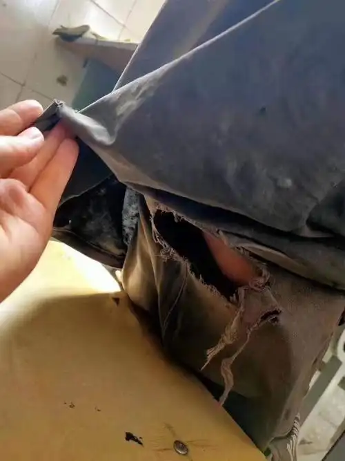 孩子们身上的衣服实在破烂,让人心疼.