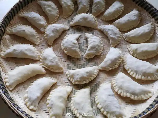 哈哈哈老妈包的巨型饺子吃一个是一个哟