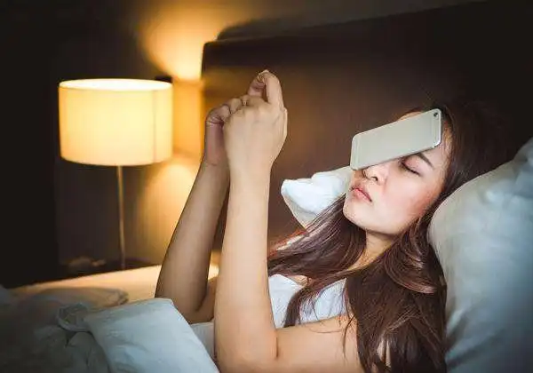 比如,午餐时间找家喜欢的用餐地点,享受一个人悠哉用餐的时间;下午给