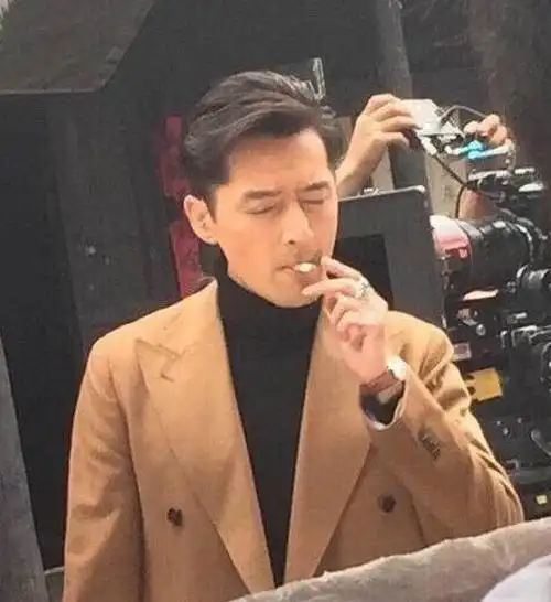 胡歌抽烟帅到窒息,不止一点迷人!这样的男人谁不想嫁?