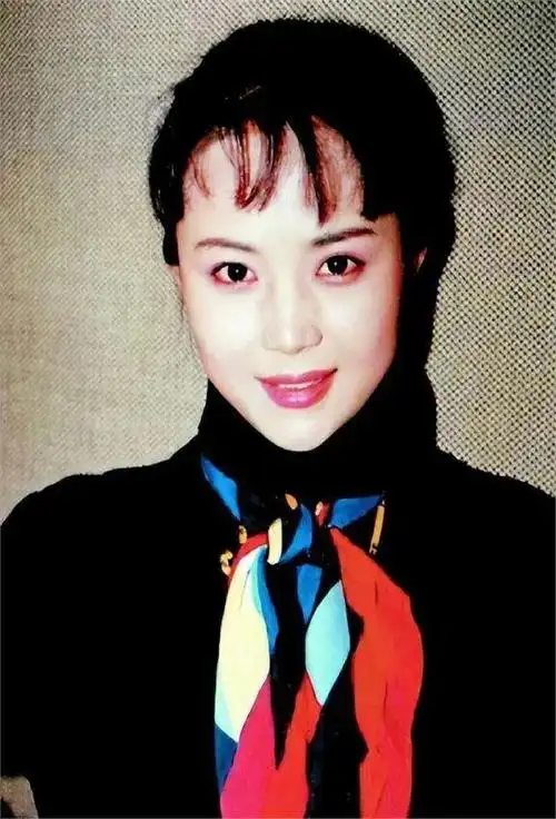 演员奚望:在继父刘之冰支持下离婚,带着女儿生活,如今怎样了?