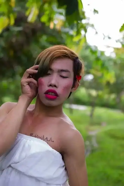 丑小伙在网上男扮女装遭恶评如今整容后改头换面网友认不出