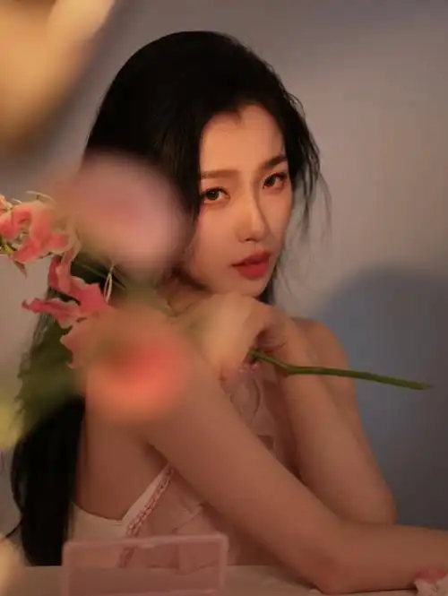 虞书欣丸子头托脸照##虞书欣3ce品牌大使