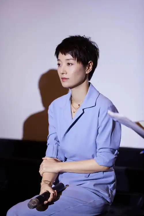 马伊琍终于不低调,一身雅致蓝连体装气质高级又减龄,美得闪耀