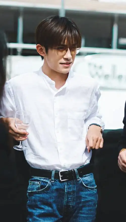 易烊千玺戛纳生图##易烊千玺戛纳晚宴侧颜