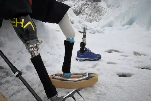 69岁无腿老人历经癌症,截肢,大地震,43年后终于成功登珠峰:没有比人更