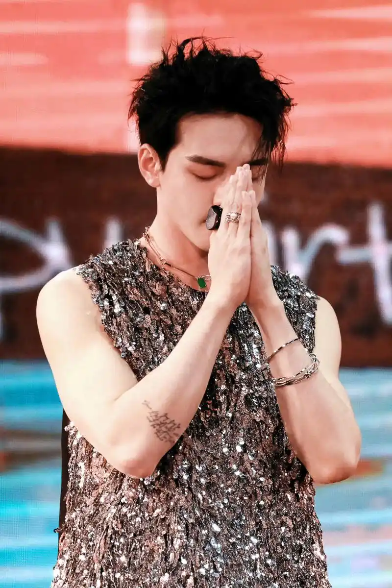 曾舜晞向粉丝反向应援#曾舜晞在今晚南京见面会开始入场后,特意橙去