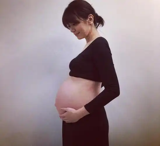 贾静雯母亲节晒照片,看清照片后,网友直呼:优雅美少女