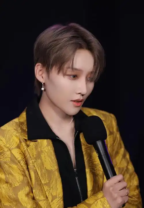 刘雨昕看秀状态##刘雨昕黄色套装