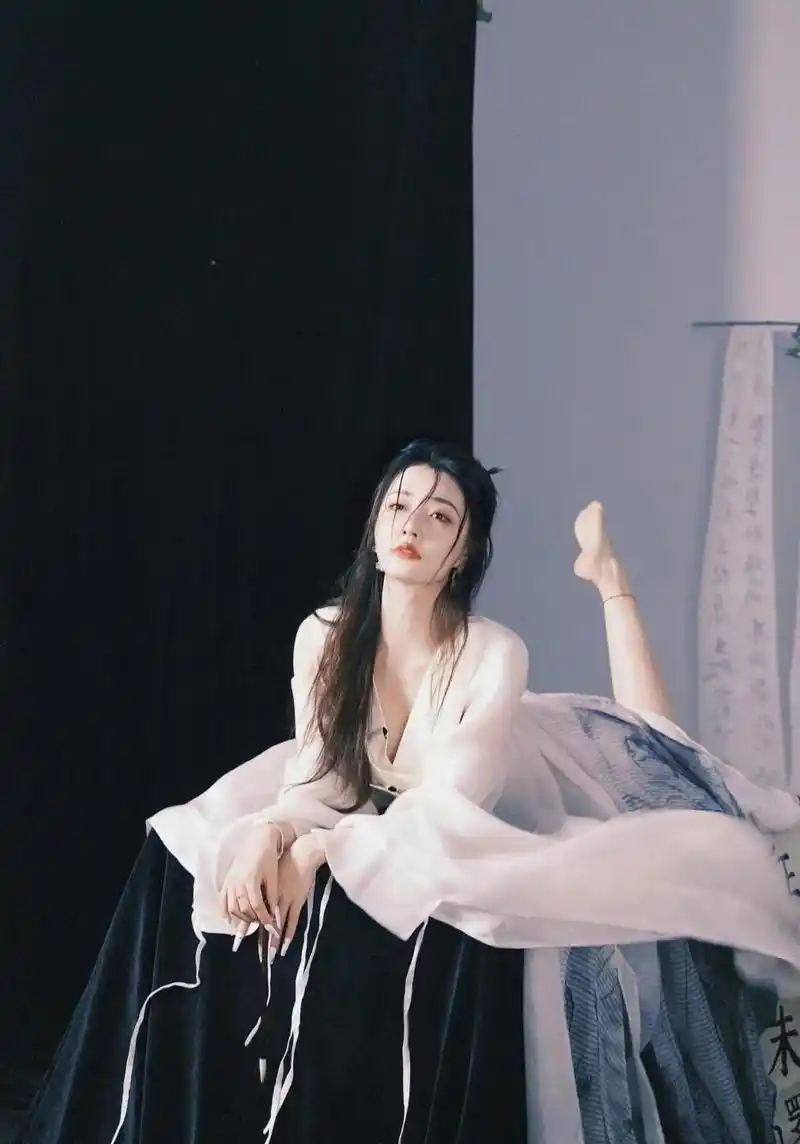 娱乐圈唯一一位拍照喜欢露脚丫的女明星,可惜演技实在是不高,知名度也