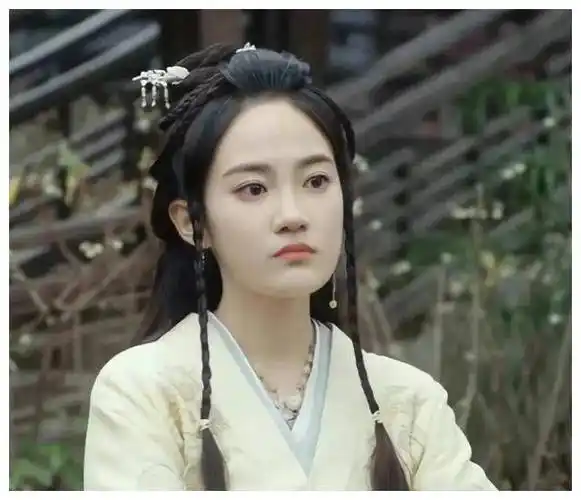 其实汤梦佳是童星出身,5岁就参演了《上海沧桑》,小时候基本在演主角