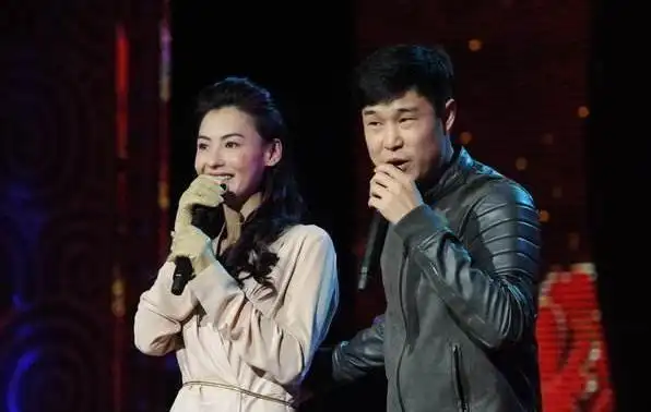 小沈阳搂张柏芝合唱 网友尴尬这手放哪了