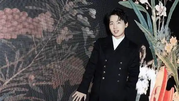 原创郭麒麟送神秘女子上班行为十分低调上班地点成焦点