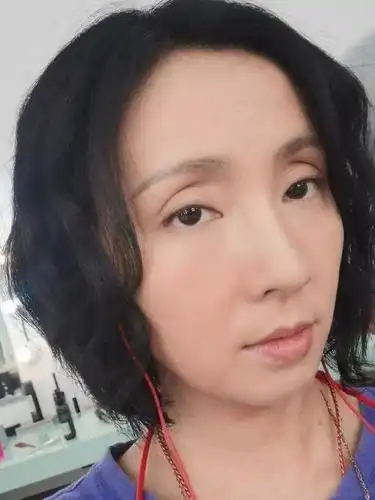 陶虹大胆秀素颜,长短发气质大不同,长发像少女短发一秒变大妈