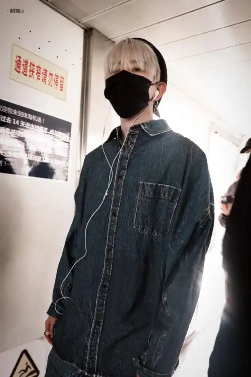 蔡徐坤牛仔套装#蔡徐坤机场饭拍～牛仔套装 顺毛 毛线帽,今日份奶酷