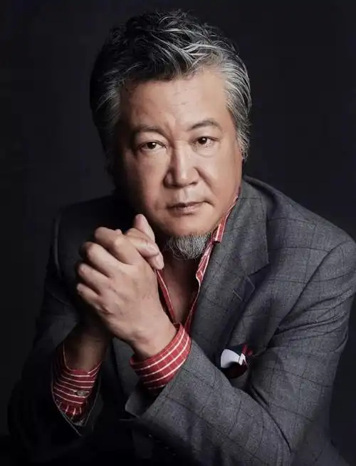 导演赵宝刚娶初恋妻子相约丁克16年愁坏了母亲48岁意外得子