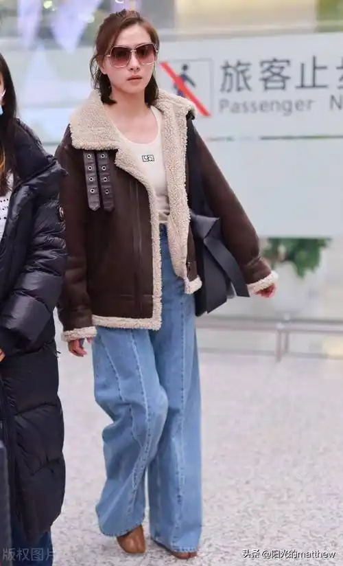 万茜现身上海机场,棕色翻毛皮衣优雅帅气_机车_外套