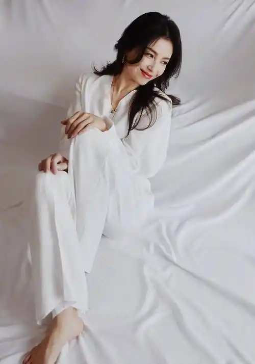 刘涛白色套装优雅生活照写真_短发_长裤_同色系