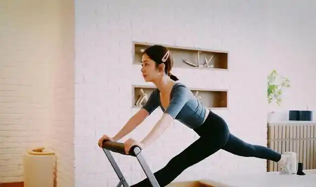 谭松韵新片演闫妮吴京女儿白上衣牛仔裤33岁年龄美得像是18岁