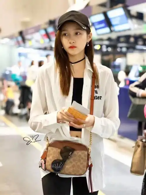 关晓彤同款coach老花相机包来咯~ 焦糖色 老花的配图,使包包看起来有