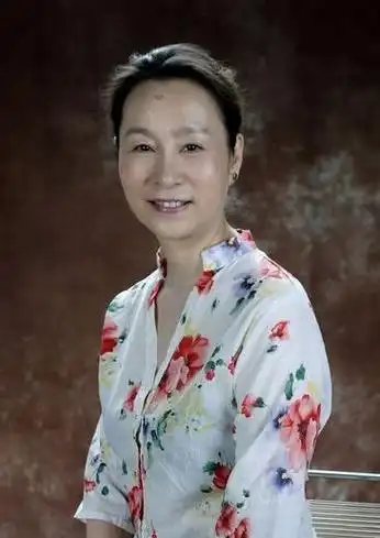 离婚后周野芒经人介绍与王之夏结婚,而奚美娟一直与儿子生活,一直是